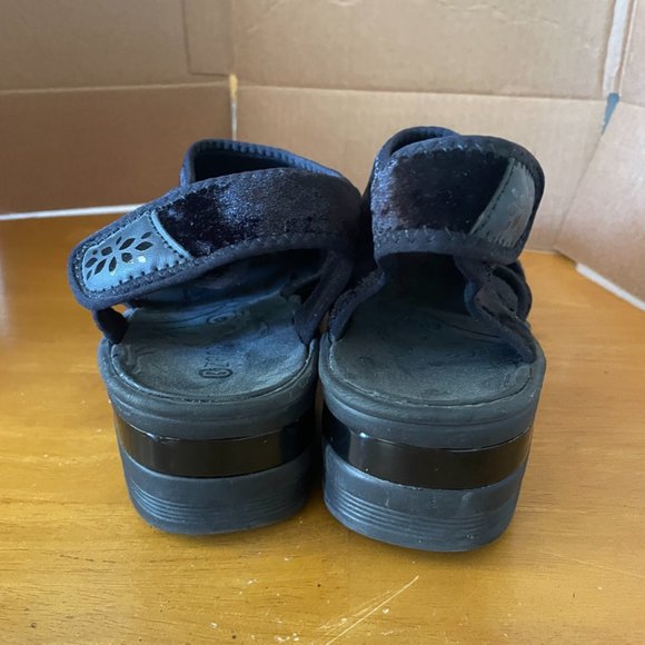 Bzees Comfort Wedge Sandal Black Crushed Velvet Open Toe Lightweight Drama 10W - Picture 8 of 11